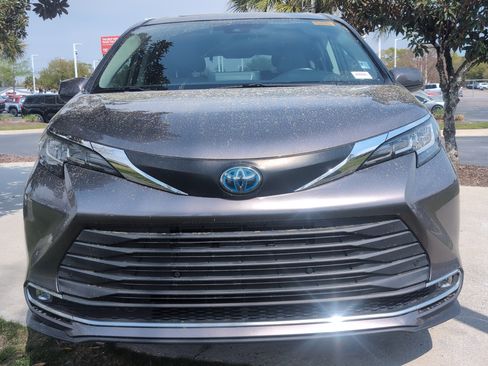 Used 2021 Toyota Sienna XLE image 3