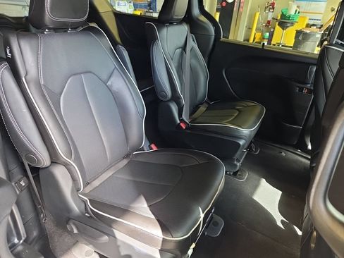 Used 2023 Chrysler Pacifica Limited w/ Uconnect Theater Family Group FWD image 4