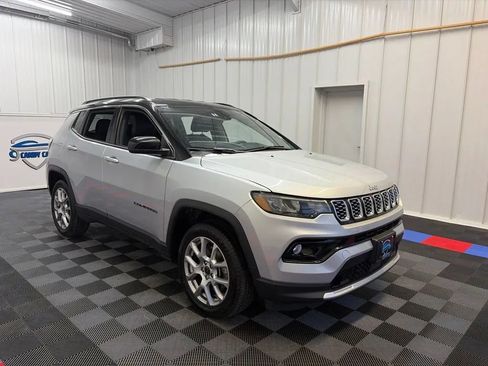 Used 2025 Jeep Compass Limited AWD/4WD image 3