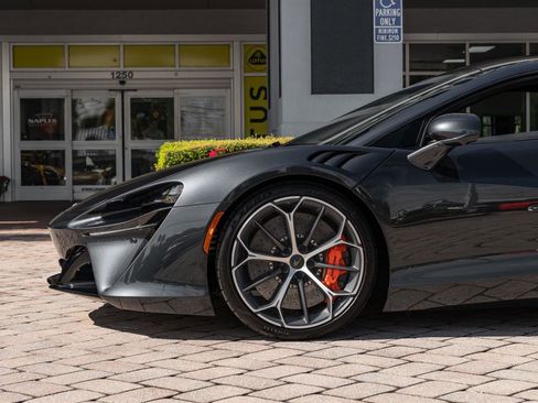 Used 2025 McLaren Artura image 11