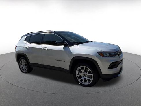 Used 2025 Jeep Compass Limited AWD/4WD image 2