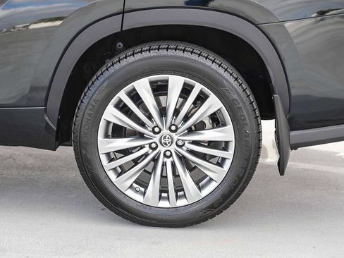 Used 2022 Toyota Highlander Platinum FWD image 11