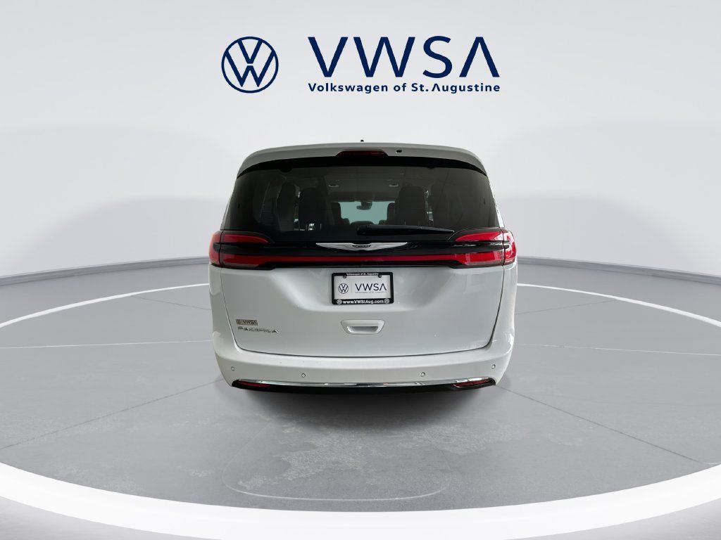 Used 2023 Chrysler Pacifica Touring-L FWD image 6
