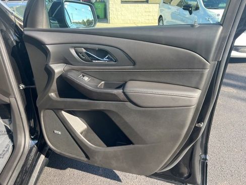 Used 2023 Chevrolet Traverse Premier image 13