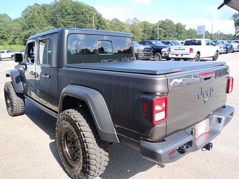 Used 2025 Jeep Gladiator Sport image 9