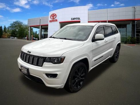 Used 2017 Jeep Grand Cherokee Altitude AWD/4WD image 2