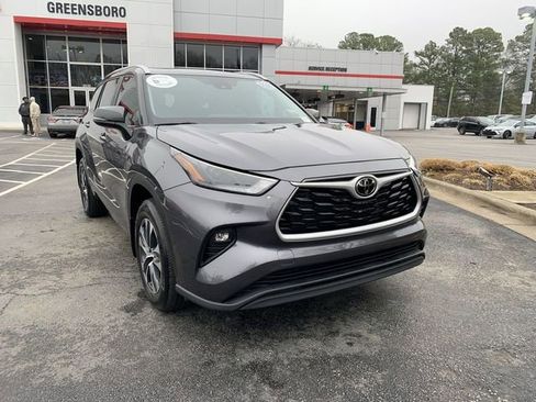 Used 2024 Toyota Highlander XLE image 2