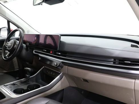 Used 2025 Kia Carnival FWD image 17