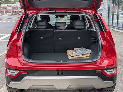 Used 2024 Kia Niro SX Touring image 8