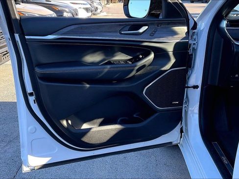 Used 2023 Jeep Grand Cherokee Overland w/ Luxury Tech Group IV image 25