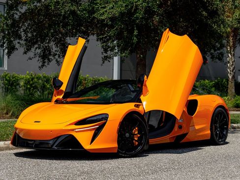 Used 2025 McLaren Artura Spider RWD image 33