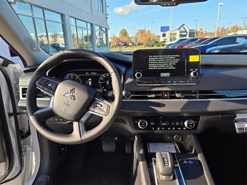 New 2025 Mitsubishi Outlander SE image 10