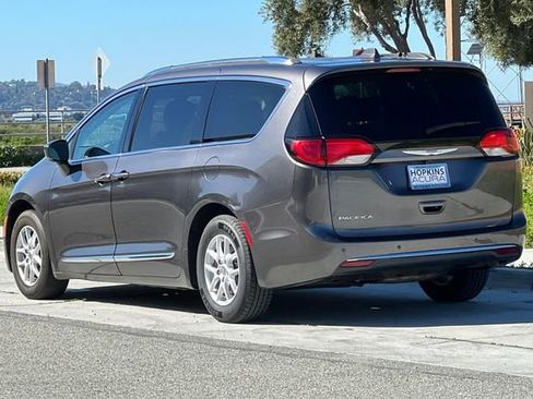 Used 2020 Chrysler Pacifica Touring-L image 6