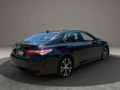 Used 2020 Toyota Camry SE FWD image 6
