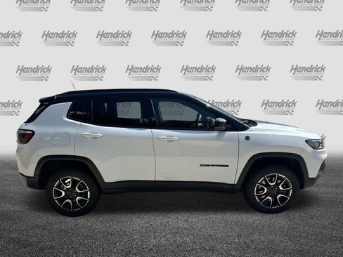 Used 2025 Jeep Compass Trailhawk AWD/4WD image 10