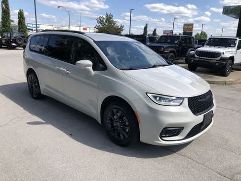 Used 2021 Chrysler Pacifica Touring-L w/ S Appearance Package AWD/4WD image 8