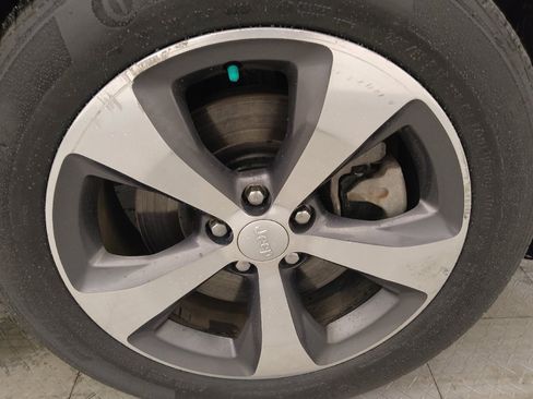 Used 2019 Jeep Cherokee Limited FWD image 31