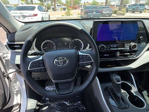 Certified 2025 Toyota Highlander XLE FWD image 17