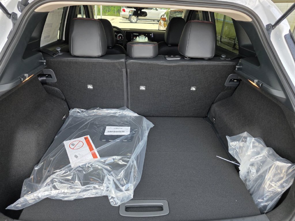 New 2025 Nissan Kicks SR FWD image 13
