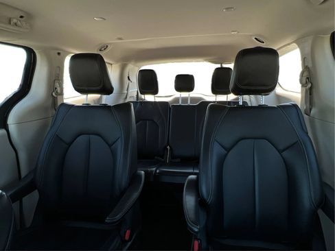 Used 2024 Chrysler Pacifica Limited FWD image 19