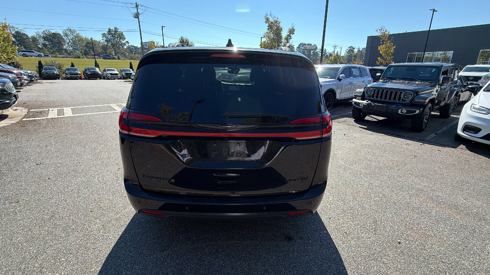 Used 2025 Chrysler Pacifica Limited FWD image 9