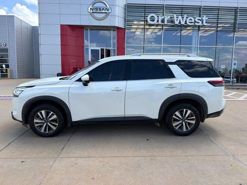 Used 2024 Nissan Pathfinder SL FWD image 2