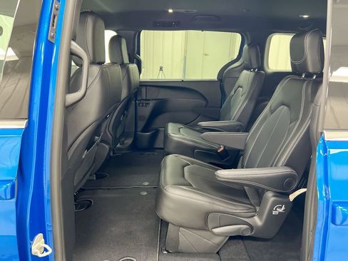 New 2026 Chrysler Pacifica Select AWD/4WD image 22
