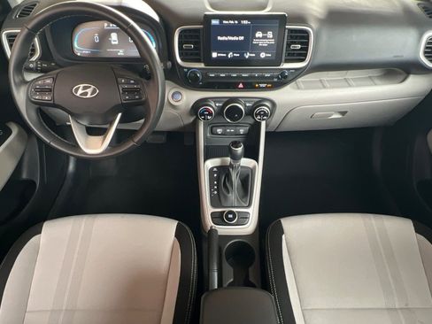 Certified 2025 Hyundai Venue SEL image 18