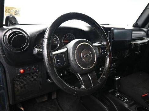 Used 2012 Jeep Wrangler Unlimited Sahara image 11