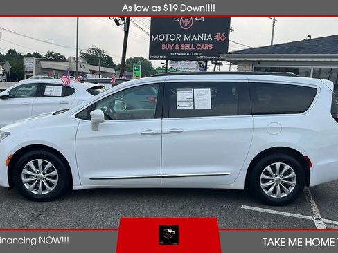 Used 2017 Chrysler Pacifica Touring-L FWD image 2