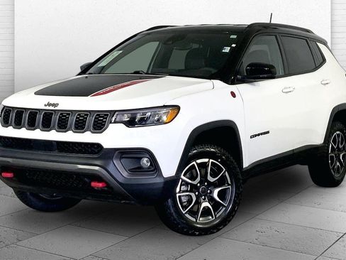 Used 2025 Jeep Compass Trailhawk AWD/4WD image 12