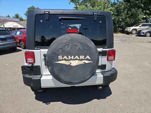 Used 2012 Jeep Wrangler Sahara w/ Connectivity Group AWD/4WD image 4