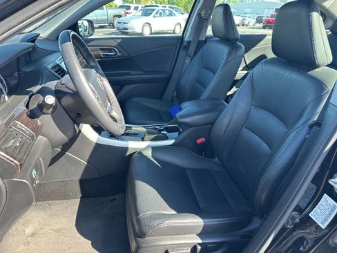 Used 2017 Honda Accord Touring image 16