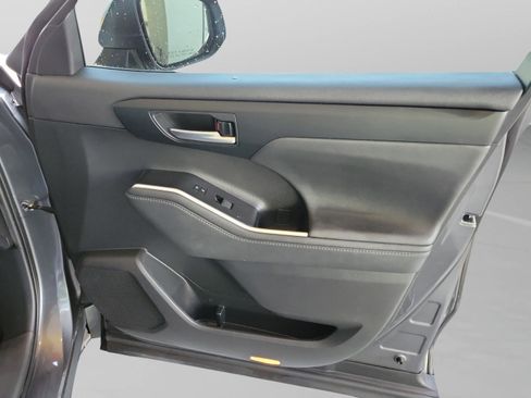Certified 2023 Toyota Highlander XLE image 16