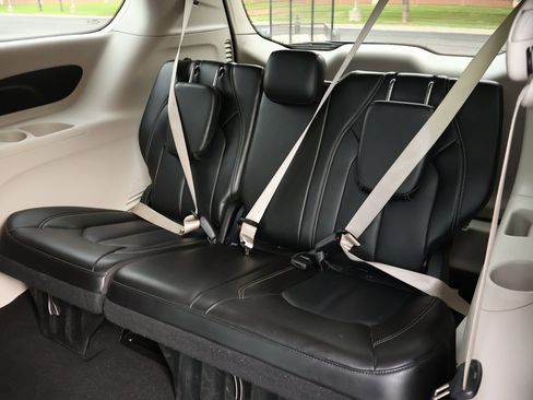 Used 2023 Chrysler Pacifica Touring-L FWD image 21