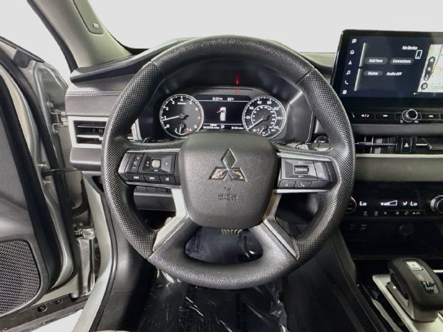 Used 2025 Mitsubishi Outlander ES FWD image 12