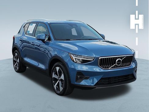 Used 2025 Volvo XC40 B5 Plus AWD/4WD image 1