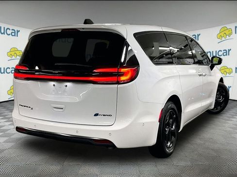 Used 2024 Chrysler Pacifica Limited FWD image 6