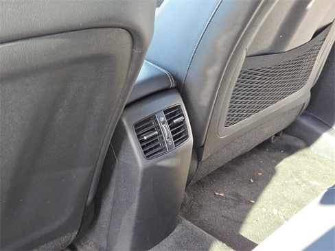 Certified 2022 Kia Niro EX image 10