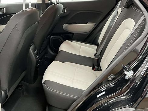Used 2025 Hyundai Venue SEL FWD image 18