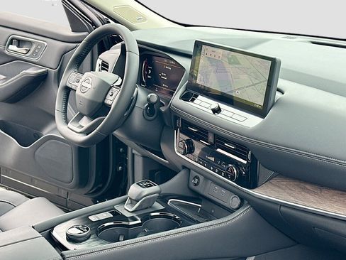 New 2025 Nissan Rogue Platinum image 5