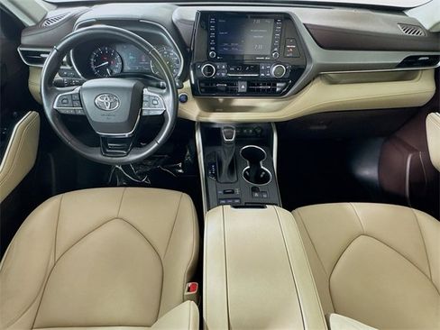 Used 2021 Toyota Highlander XLE image 24