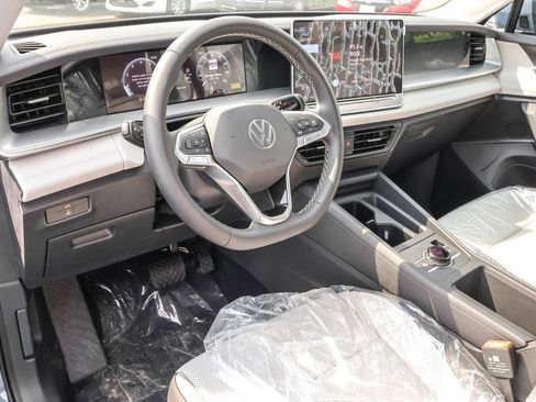 Used 2025 Volkswagen Tiguan SE image 3