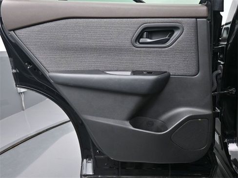 Used 2023 Nissan Rogue S image 14