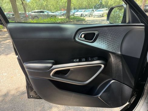 Used 2025 Kia Soul LX w/ LX Technology Package FWD image 20