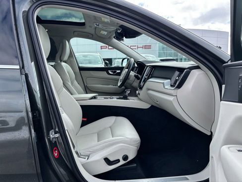 Used 2018 Volvo XC60 T5 Momentum w/ Vision Package image 17