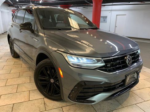 Used 2022 Volkswagen Tiguan SE R-Line image 3