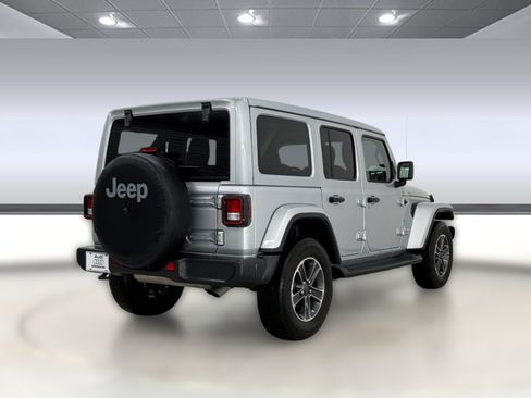 Used 2023 Jeep Wrangler Unlimited Sahara w/ Cold Weather Group AWD/4WD image 8