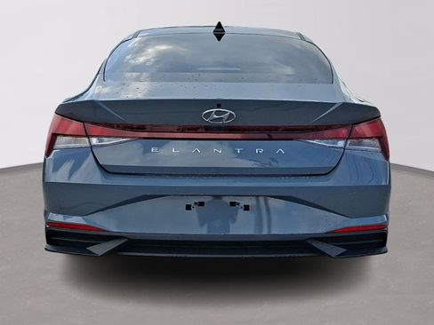 Used 2022 Hyundai Elantra SE FWD image 5