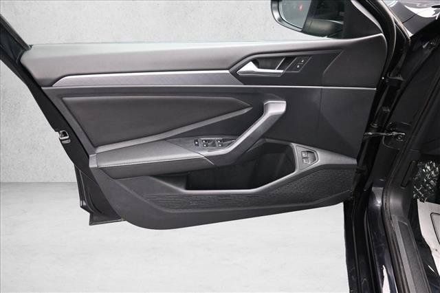 Used 2024 Volkswagen Jetta SE FWD image 19
